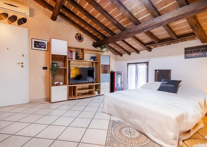 Apartamento Ferrari Museum & Train Station - Il Cavallino Loft